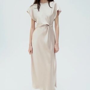 Zara dress champagne color.
Excellent condition
Wore twice